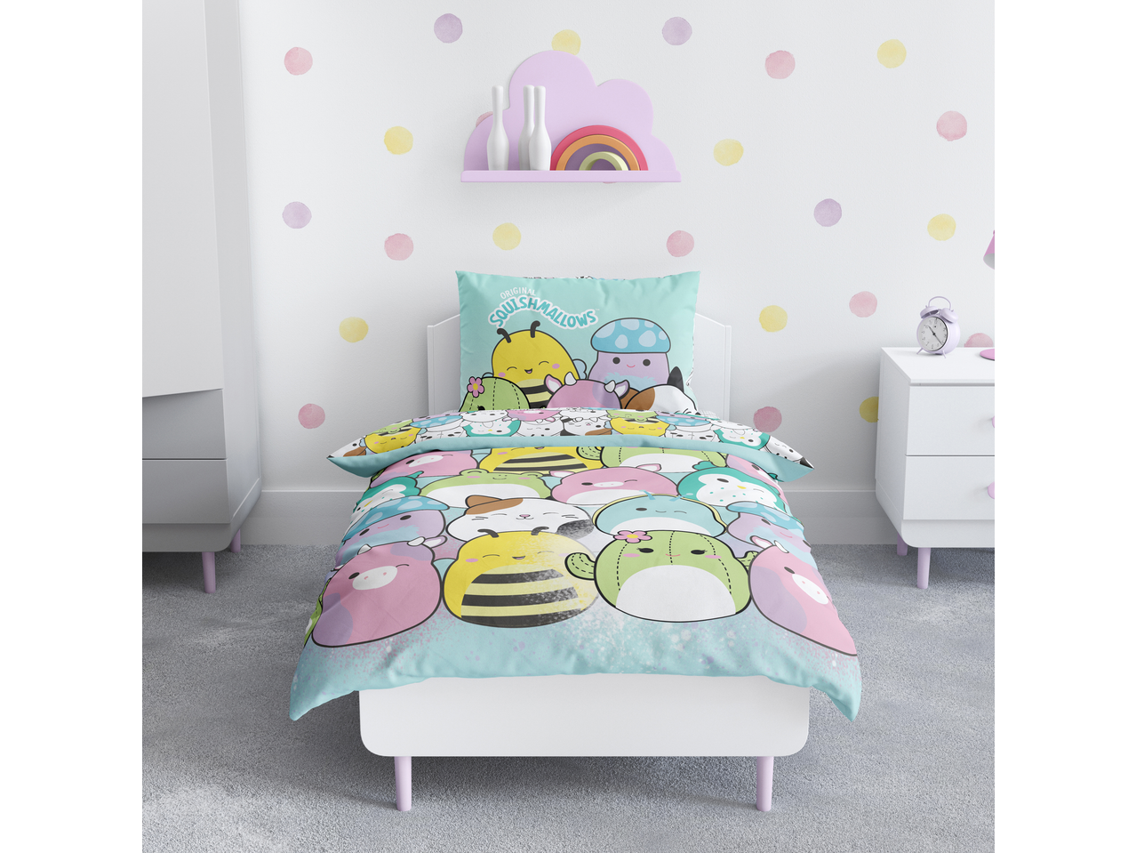 Dečija posteljina Squishmallows sa šarenim likovima u dečijoj sobi.