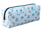 Trousse de toilette blanche avec un motif de feuilles turquoise et une fermeture éclair noire.