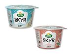 To Arla Skyr Airy yoghurtbægre: kokos & hvid chokolade og jordbær.
