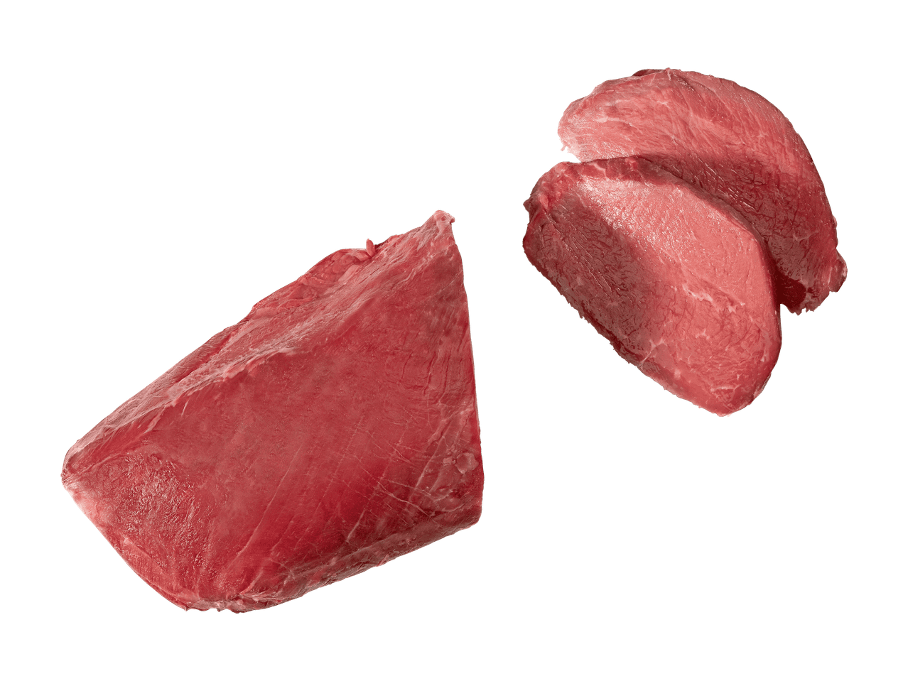 Pezzi di carne rossa cruda su sfondo nero.