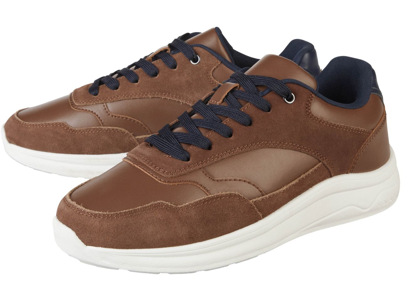 Scarpe da ginnastica marroni con lacci blu scuro e suola bianca.