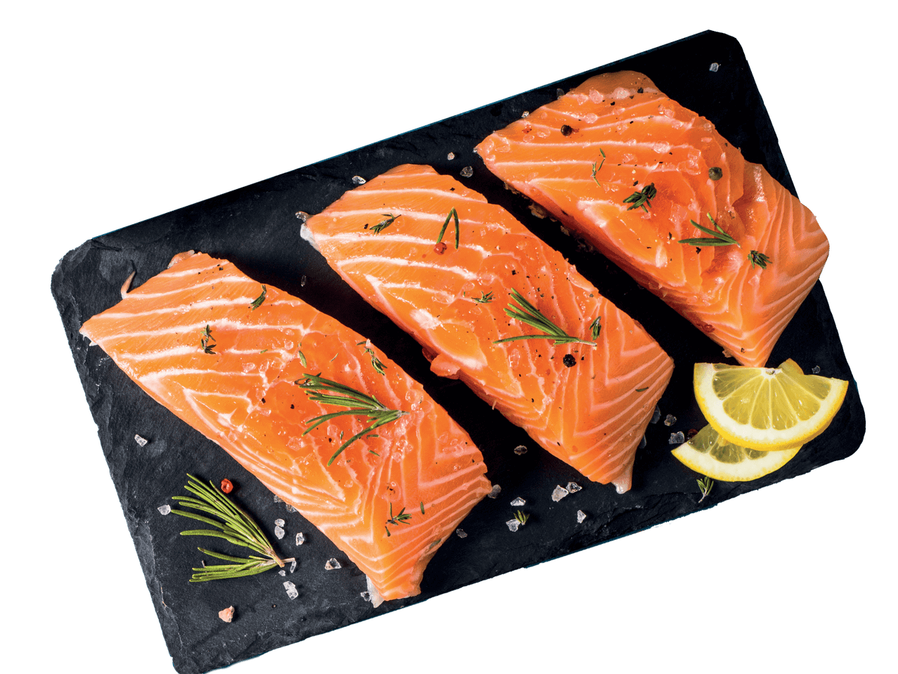 Drei Lachsfilets mit Rosmarin, Salz und Pfeffer auf einem schwarzen Schieferstein, garniert mit Zitronenscheiben.