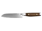 Damaszkuszi acélból készült santoku kés fa markolattal, fekete háttér előtt.