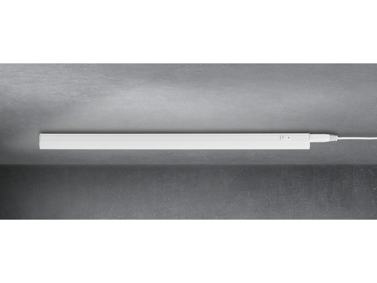 Belo LED svetlo montirano na zidu.