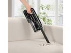 Belaidis dulkių siurblys valo sofa.