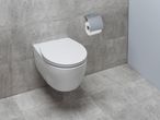 Falra szerelhető WC és WC-papír tartó modern, betonhatású fürdőszobában.