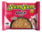 Yum Yum instantnoedels eendensmaak, halal-gecertificeerd, met Aziatische keuken-thema.