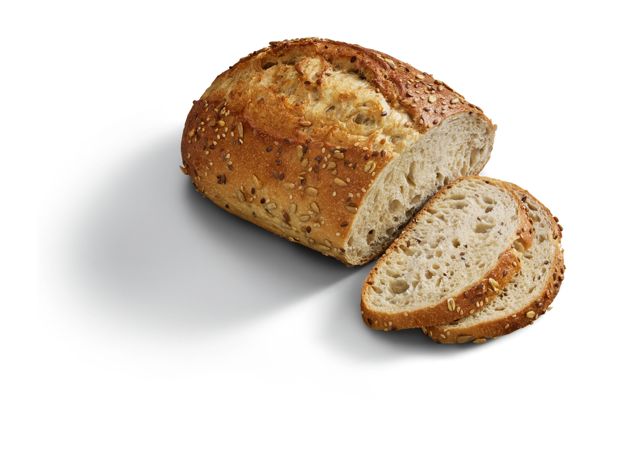 Ein geschnittenes Mehrkornbrot vor dunklem Hintergrund.