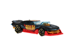 Ένα Hot Wheels αυτοκινητάκι, μαύρο με κόκκινες λεπτομέρειες και χρυσές ζάντες.