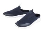 Et par mørkeblå, åbne sneakers med hvid sål.