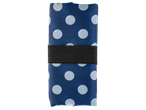 Сгъната пазарска чанта на сини точки с черна ластична лента.