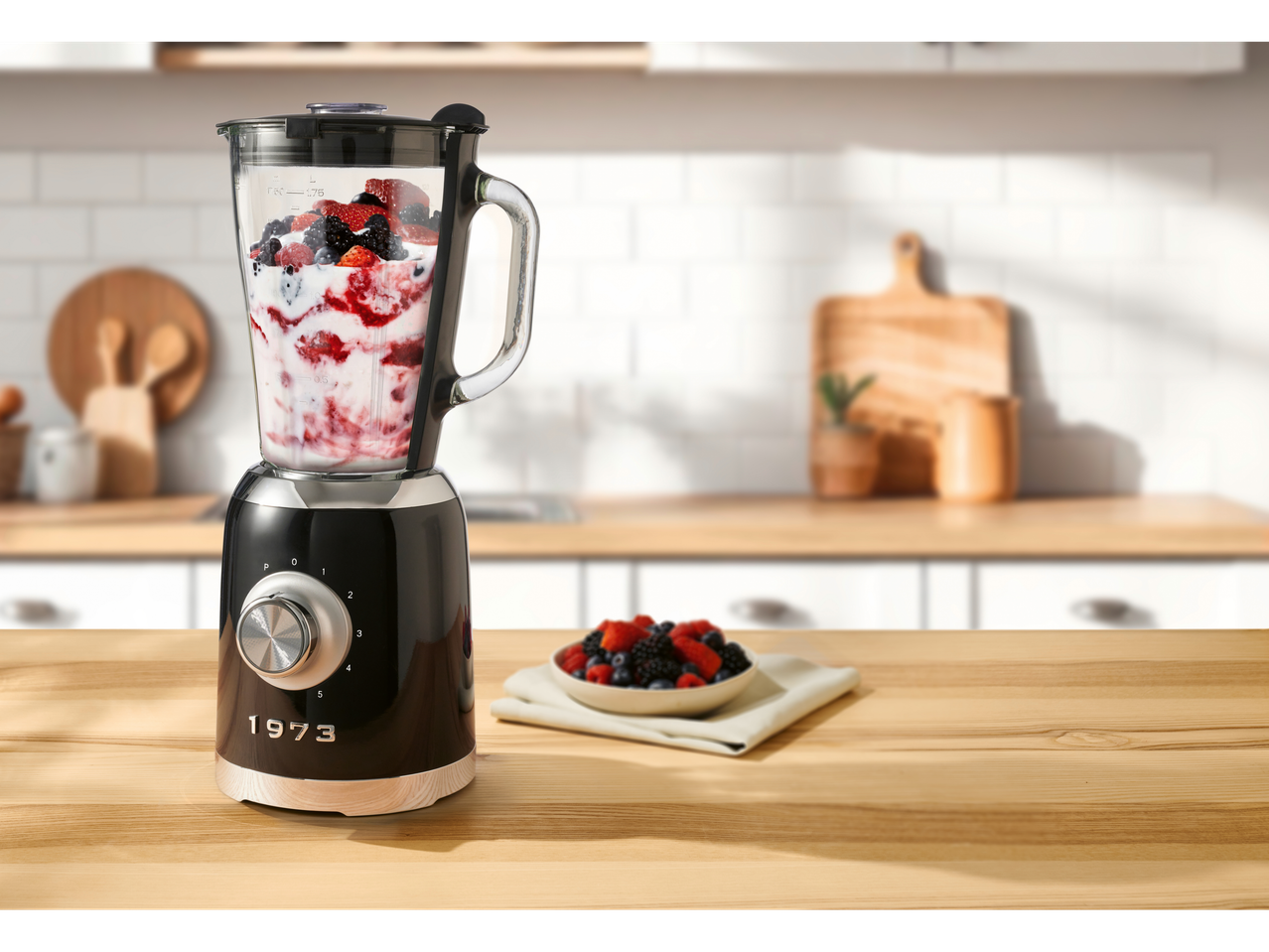 Crni SILVERCREST® 600W blender s voćem i jogurtom na drvenom kuhinjskom pultu.