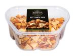 Klar plastbeholder med krydret snackblanding af nødder og kiks, mørk etiket med teksten 'HOT SNACK MIX'.