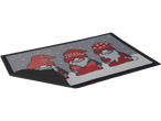 LIVARNO home Tapete de Entrada: Tapete cinzento com três gnomos de gorros vermelhos.