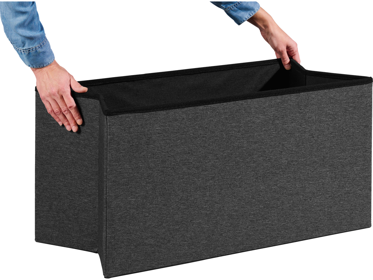 Person baut eine Livarno Home Sitztruhe zusammen