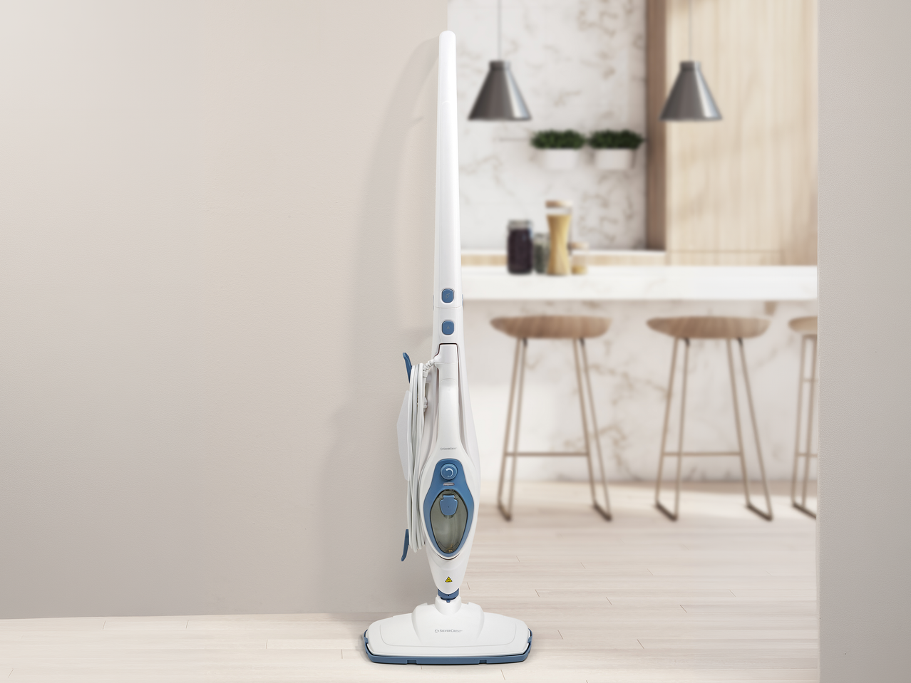 Λευκή και μπλε ατμοκαθαριστής σε μοντέρνα κουζίνα με ανοιχτόχρωμο ξύλινο πάτωμα