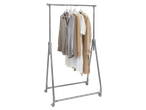 Cabide com blusas, cardigan e sobretudo.