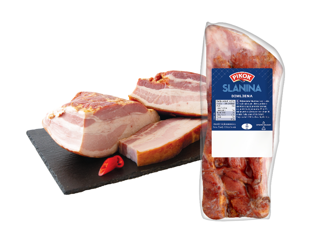 Dimljena slanina u pakovanju i isečena na komade, sa crvenom papričicom na crnoj podlozi.