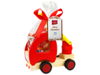 Favorina koka rotaļlieta ar saldumiem, sarkana kravas automašīna ar Ziemassvētku dāvanu birku.