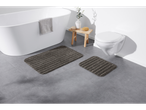 Tapetes de banheiro cinza de design moderno ao lado de uma banheira e um vaso sanitário.