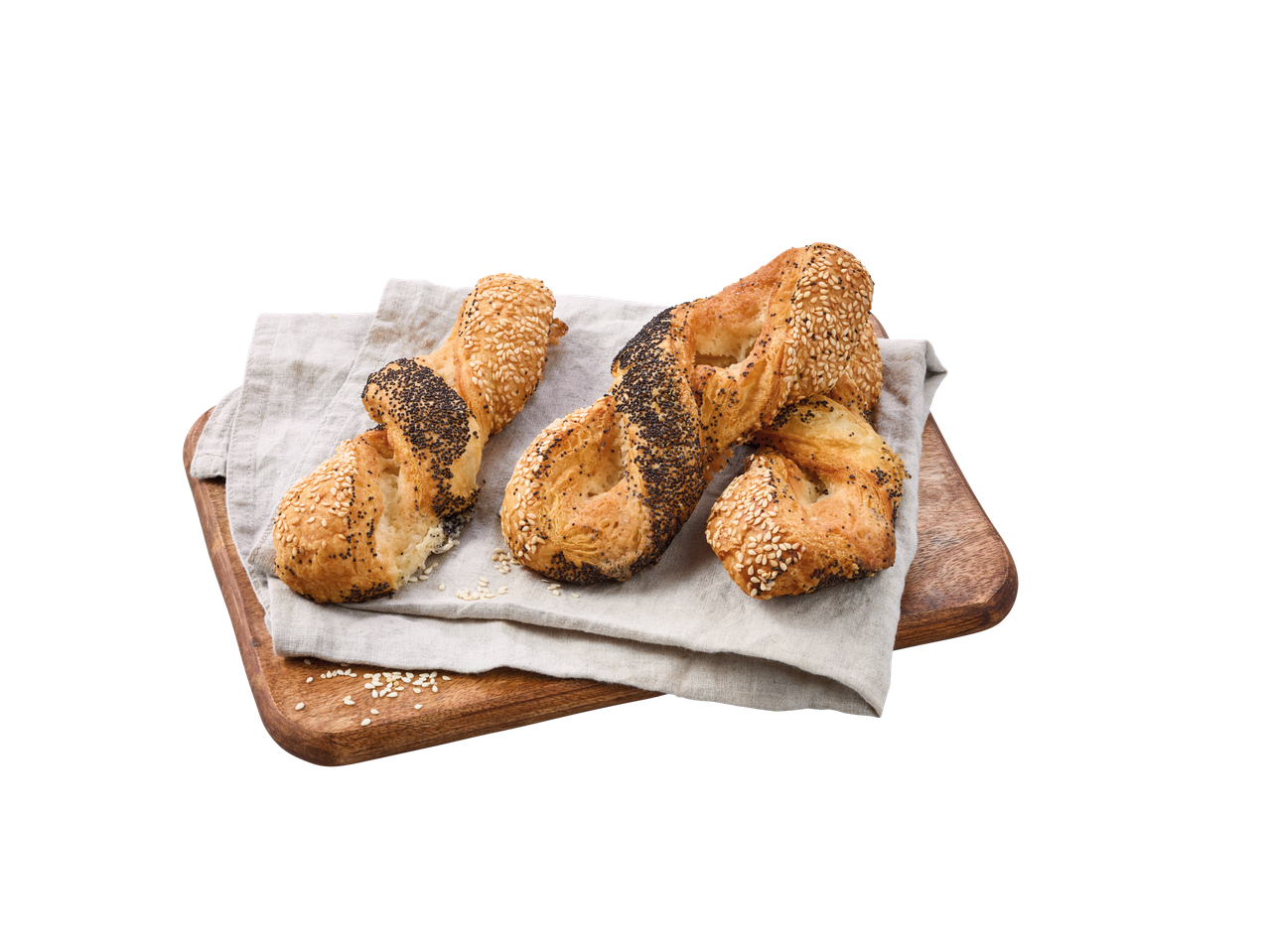 Kolm punutud saiakesi mooni ja seesamiseemnetega puidust laual.