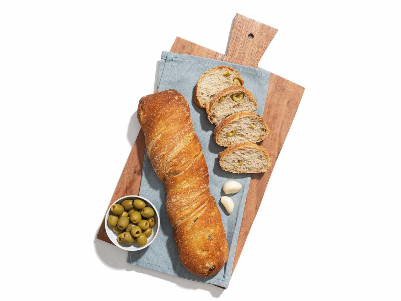 Olívás-fokhagymás kenyér vágódeszkán.