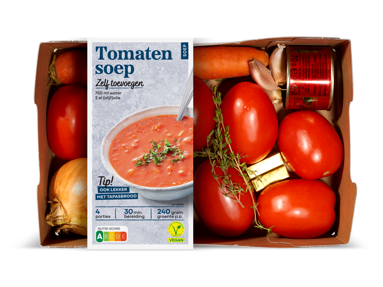 Verspakket voor tomatensoep met verse groenten en een blikje tomatenpuree