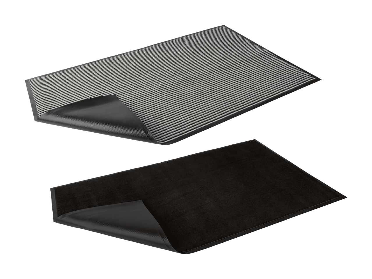 Deux tapis rectangulaires, un gris rayé et un noir, avec un coin relevé.
