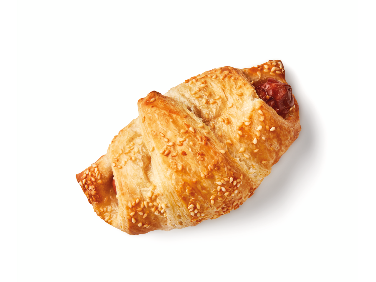 Ein Sesam-Croissant mit Wurst, von oben aufgenommen.