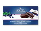 Anthon Berg chokolade med blåbær og vodka, med en skåret chokolade, der viser fyldet.