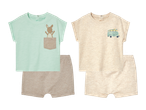 Dva kompleta dječje odjeće: jedan s majicom boje mente s klokanom i kratkim hlačama bež boje, drugi s majicom bež boje s kombijem i kratkim hlačama bež boje.