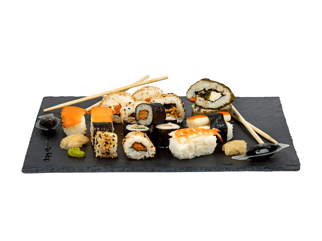 Eine Auswahl an Sushi und Maki auf einer dunklen Schieferplatte mit Stäbchen und Soßen.
