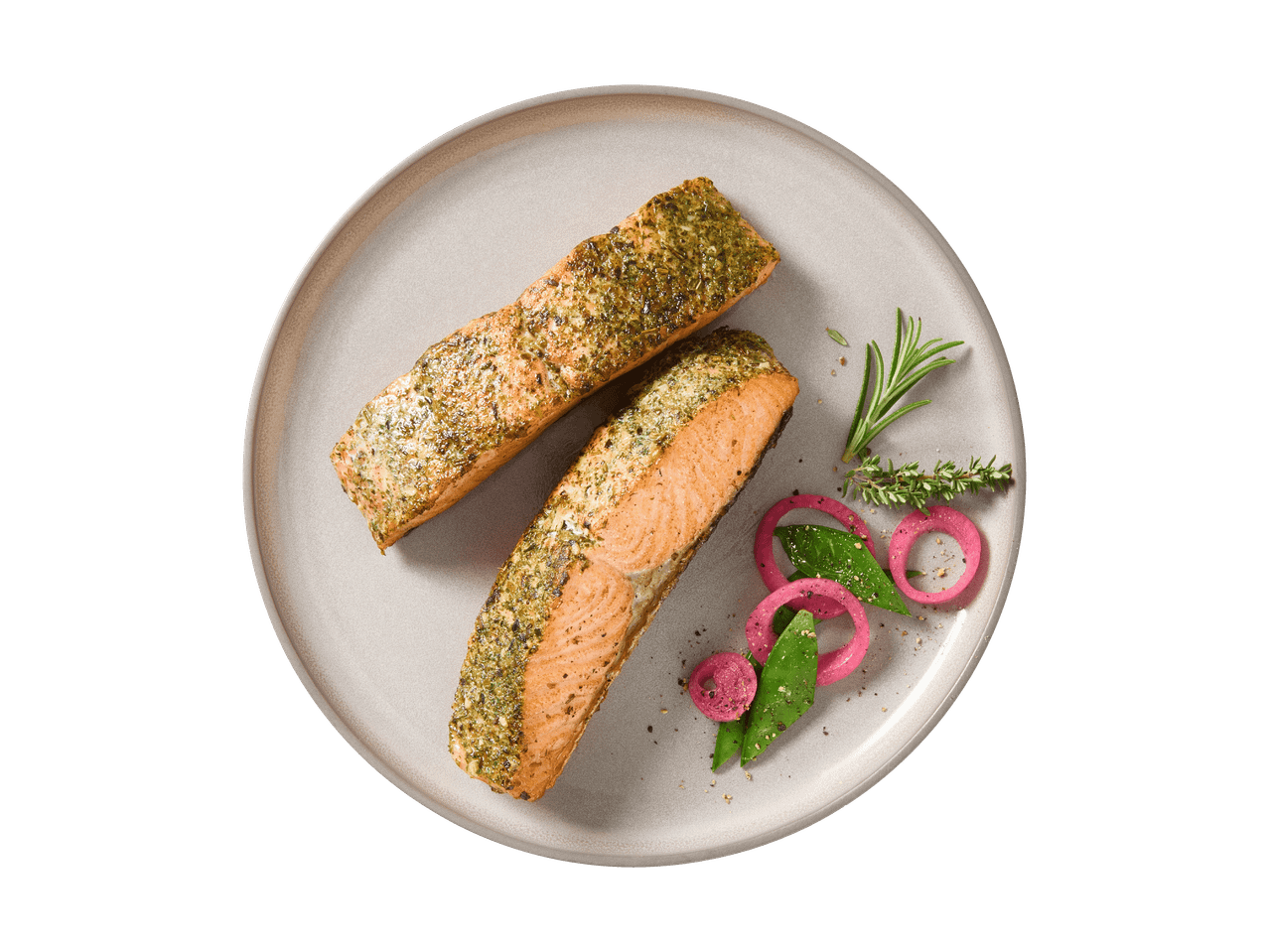 Zwei Lachsfilets mit Kräuterkruste, dazu eingelegte Zwiebeln und grüne Bohnen auf einem Teller.