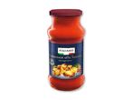 En flaske pastasauce med røget bacon, der viser gnocchi med sauce og bacon.