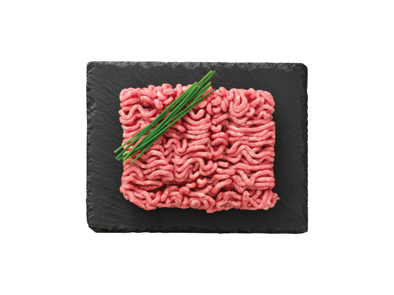 Jēla maltā gaļa ar lociņiem uz melna dēlīša.