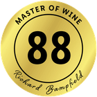 Arany pecsét „Master of Wine”, „88” és „Richard Bampfield” felirattal.