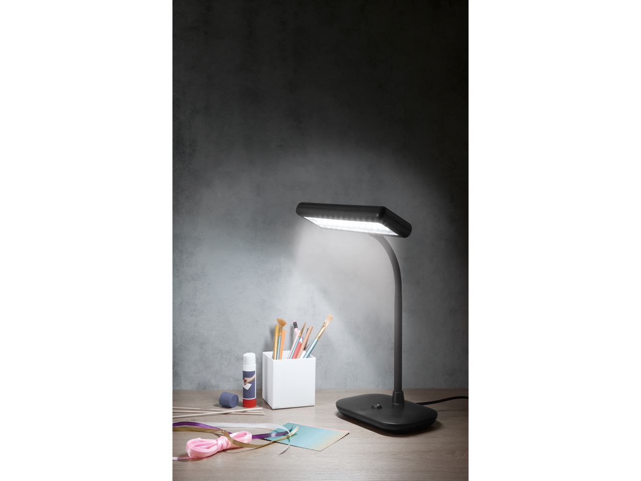 LIVARNO HOME LED stona lampa, četkice i materijali za ručni rad na stolu.