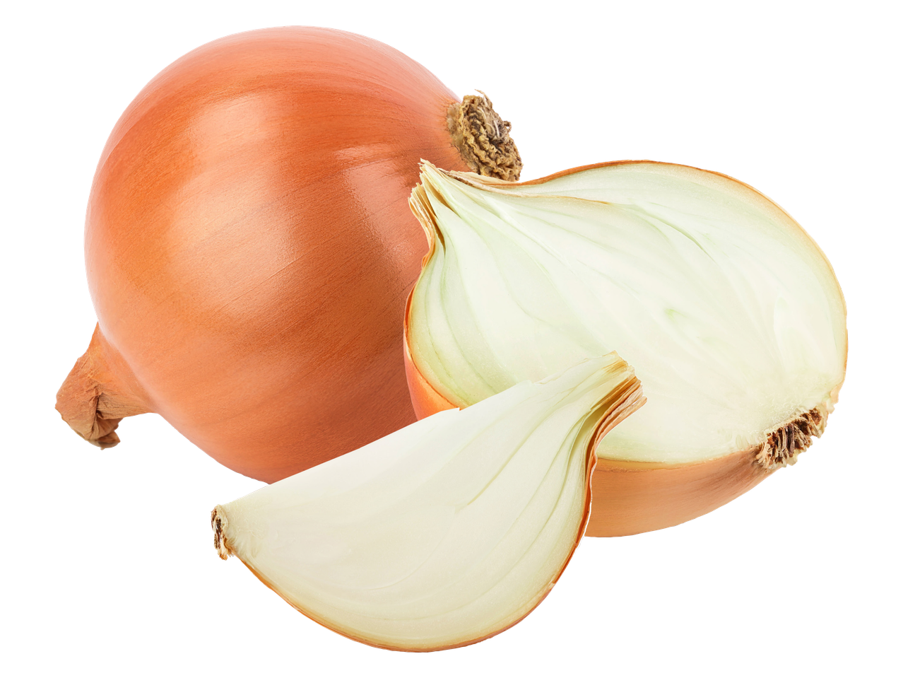 Vesels sīpols un divi sagriezti sīpolu gabali uz melna fona