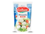 Verpakking mini mozzarella met salade-illustratie en Italiaanse landschapselementen.