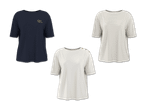 Drei T-Shirts: ein dunkelblaues mit „Sea la vie“-Aufdruck, ein weißes mit Knöpfen und ein gestreiftes.