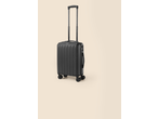 Mala de viagem preta com pega extensível e quatro rodas, sobre um fundo claro.