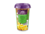 Ananas- og kokoslassi i indisk stil, yoghurtbaseret drik i en kop med lilla låg.