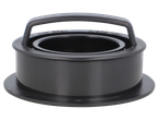 Um recipiente de plástico preto com uma alça.