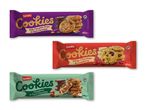 Tre pakker cookies i forskellige smagsvarianter: mælkechokolade og mørk chokolade, hvid chokolade og tranebær, og hasselnød og mørk chokolade.