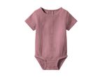 En lyserød babybody med korte ærmer og knapper ved halsen og i skridtet.