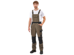 Uomo con una Salopette da lavoro marrone.