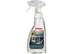 Reinigingsspray voor auto-interieur met twee vrouwen in een auto die oppervlakken schoonmaken.