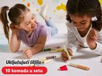 Dvije djevojčice crtaju na podu s flomasterima i bojicama.