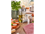 Set za ulje i sirće sa začinima na drvenom stolu pored Caprese salate.