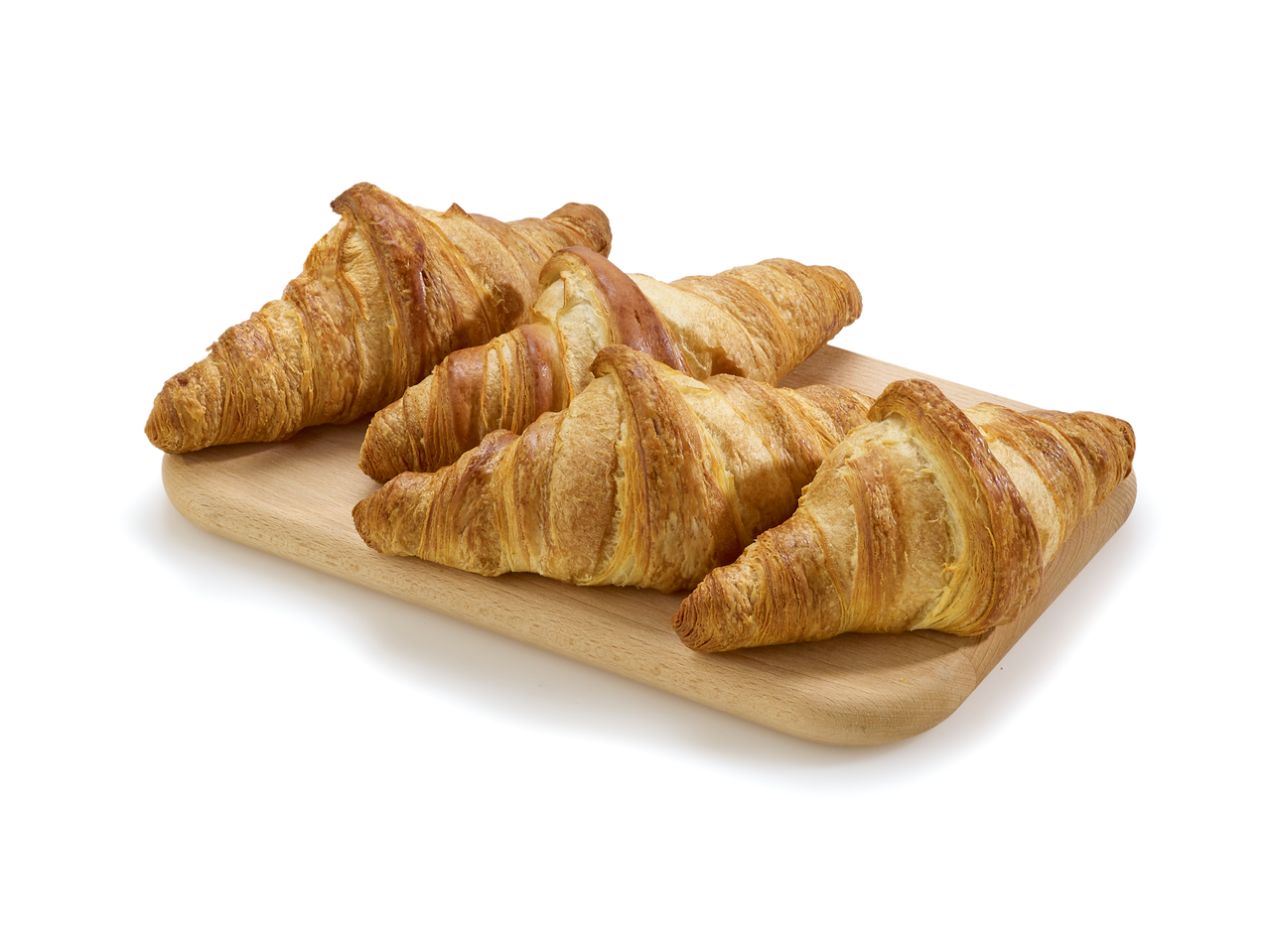Croissants dorés sur une planche en bois.